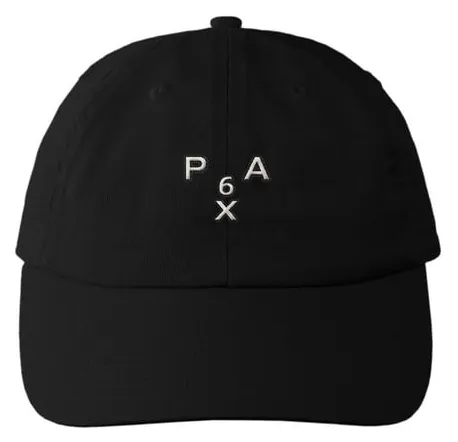 [6PAX]ロゴベースボールキャップ。ブラックのキャップの正面に P6AX の刺繍