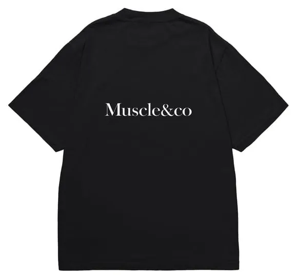 Muscle&co Garment-dyed T-shirt の背面。ブラックのオーバーサイズTに Muscle&co のロゴタイプ